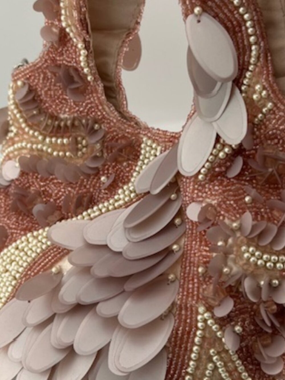 Womans Hand-beaded, Dainty Pink Crossbody Bag with Pink beads/white pearl beads - Picture 4 of 7